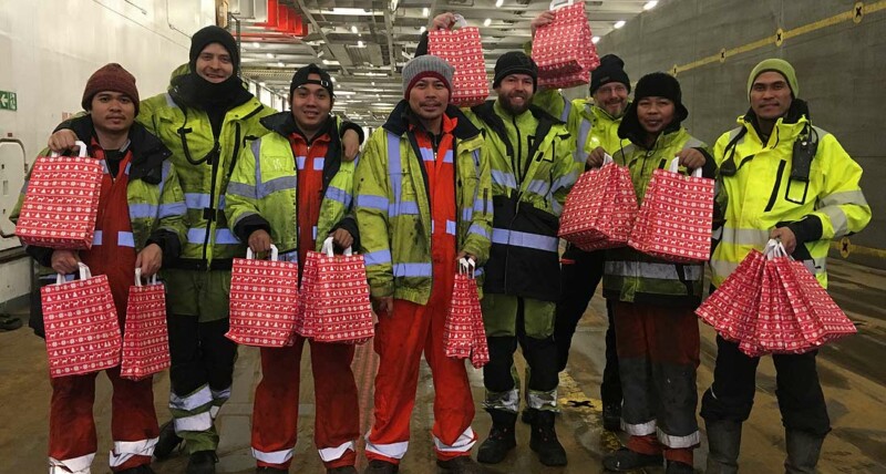 555 Weihnachtspäckchen haben die haupt- und ehrenamtlichen Mitarbeiter:innen der Deutschen Seemannsmission in Lübeck zusammen mit Stationsleiterin Bärbel Reichelt für die Seeleute gepackt