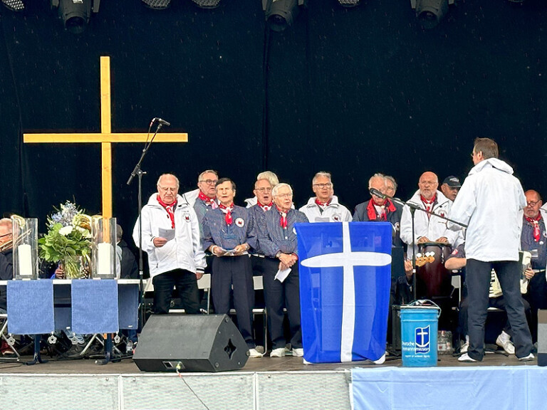 Der Shanty-Chor Möwenschiet beim Auftritt beim Sea Sunday in Travemünde